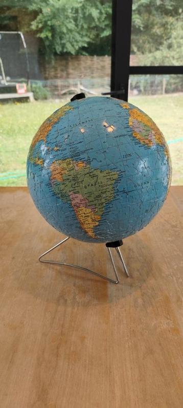 Mooie wereldbol 3D puzzel van bijna 1000 stukjes beschikbaar voor biedingen