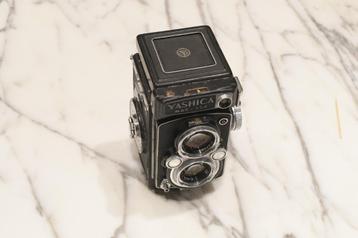 Yashica Mat-124 camera beschikbaar voor biedingen