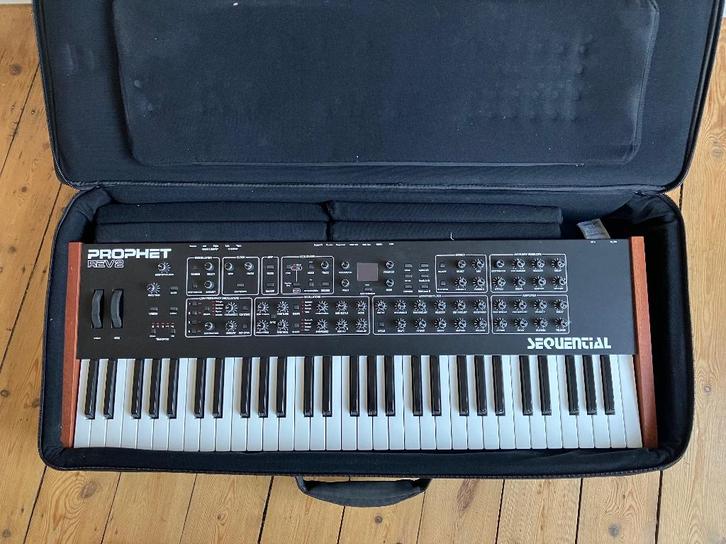Sequential Prophet Rev 2 / 8 Voices, Musique & Instruments, Synthétiseurs, Comme neuf, 61 touches, Autres marques, Avec valise ou flightcase