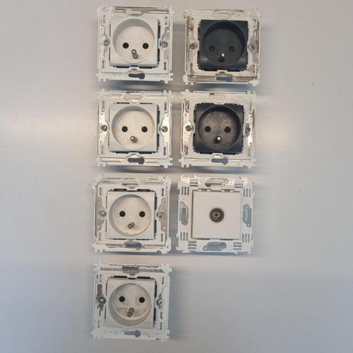 Bticino - schakelmateriaal, Doe-het-zelf en Bouw, Elektriciteit en Kabels, Gebruikt, Stopcontact, Ophalen of Verzenden