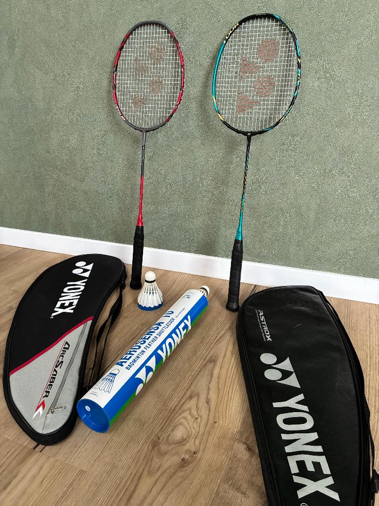 2x YONEX badminton rackets+shuttles+hoes+tas (als nieuw), Sports & Fitness, Badminton, Comme neuf, Raquette(s), Enlèvement