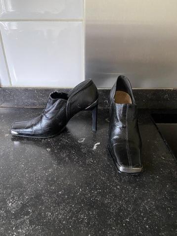 2 paar dames schoenen zwart met passend rek systeem M 39
