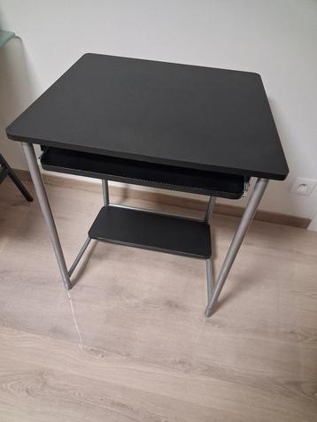 Petite table spéciale PC avec tablette coulissante. beschikbaar voor biedingen