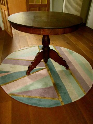 oude ronde tafel beschikbaar voor biedingen