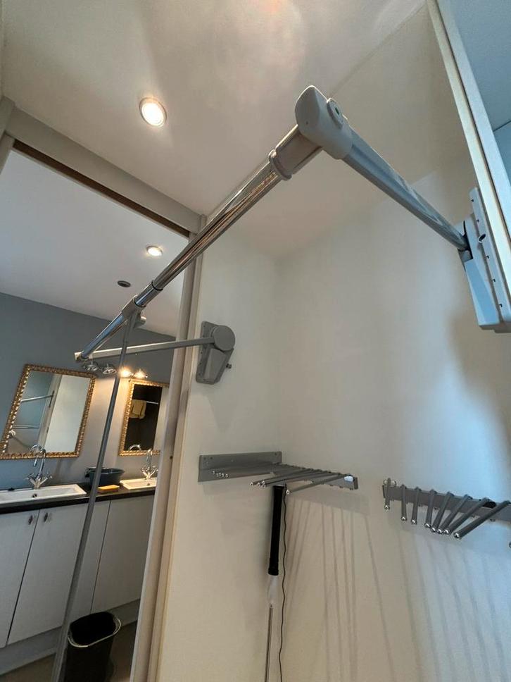 Uitrekbare kledingroede en 2 broekenhangers (kastinrichting), Huis en Inrichting, Kasten | Kleerkasten, Gebruikt, 100 tot 150 cm