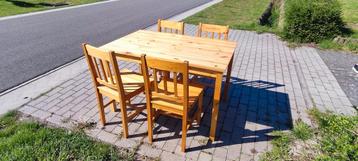 Houten tafel met 4 stoelen beschikbaar voor biedingen