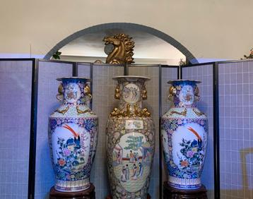 3 MAGNIFICENT BIG FAMILY ROSE VASES WITH WONDERFULL MOTIF beschikbaar voor biedingen