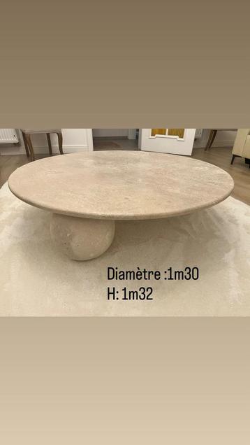 Ronde marmeren tafel beschikbaar voor biedingen