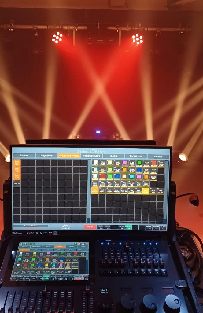 Showtec 20 2U – Console DMX + Flycase + Lampes régie –, Muziek en Instrumenten, Licht en Laser, Zo goed als nieuw, Licht, Geluidgestuurd