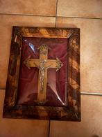 Crucifix doré dans un cadre en bois, Antiquités & Art, Enlèvement ou Envoi