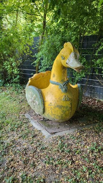 Grand canard, ancien manège ou carrousel  beschikbaar voor biedingen