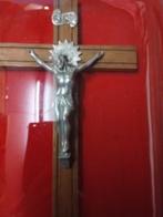 vintage kruisbeeld op rode velour, Enlèvement