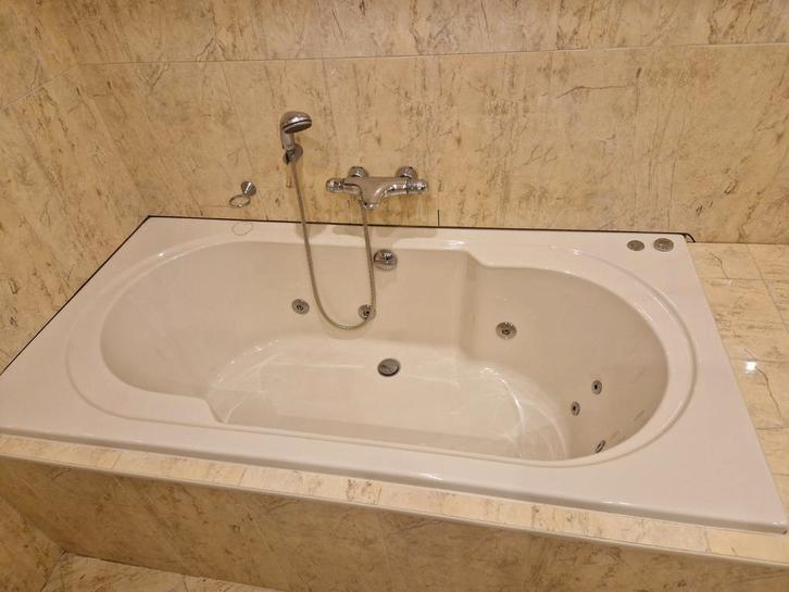 Goedwerkend en kalkvrij whirlpool bad 180x90 cm, Huis en Inrichting, Badkamer | Complete badkamers, Ophalen