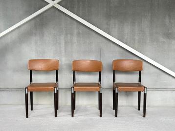 2 Scandinavische eetkamerstoelen + 1 gratis beschikbaar voor biedingen