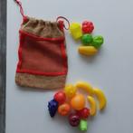 Juten zakje met groenten en fruit in plastiek, Ophalen