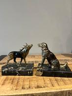 Chien et cerf en bronze patiner sur socle en marbre, Antiquités & Art, Enlèvement, Bronze