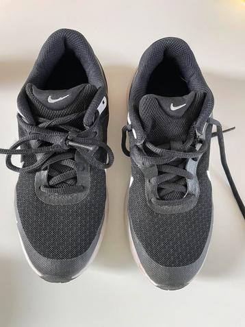 Nike sportschoenen maar 33,5 beschikbaar voor biedingen