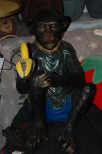 beeld bronzen zittende aap met banaan, Ophalen, Brons