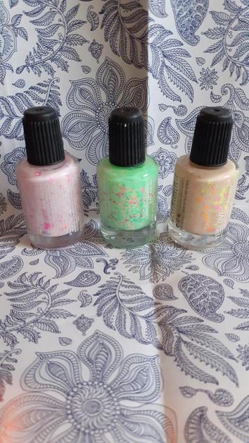 3 vernis à ongles neuf (lot4) beschikbaar voor biedingen