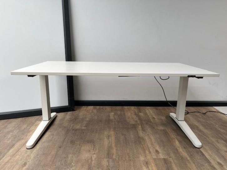 Steelcase zit-sta bureau elektrisch, Huis en Inrichting, Bureaus, Bureau, Elektrisch, Ophalen of Verzenden