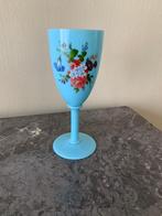 Verre sur pied en opaline décor fleurs, Ophalen