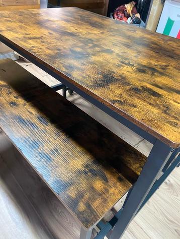 Tafel met bankjes beschikbaar voor biedingen