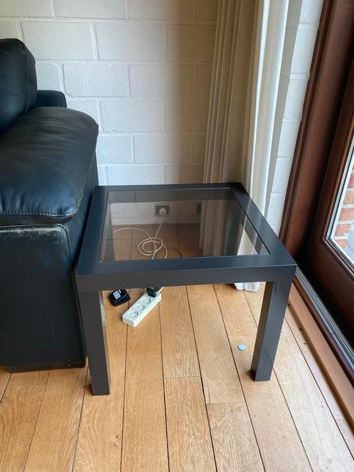 Moderne zwarte bijzettafel met glazen blad, Huis en Inrichting, Tafels | Bijzettafels, Zo goed als nieuw, Glas, Ophalen