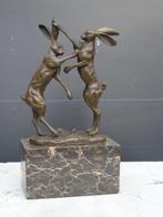 Bronzen haas op marmer gesigneerd., Antiek en Kunst, Ophalen, Brons