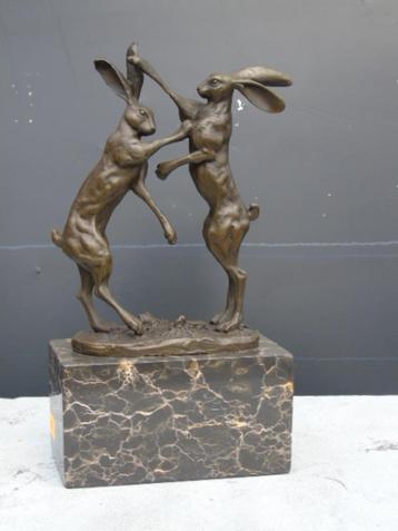  Bronzen haas op marmer gesigneerd. beschikbaar voor biedingen