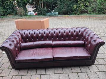 Twee-persoons zetel Bordeaux type Chesterfield beschikbaar voor biedingen