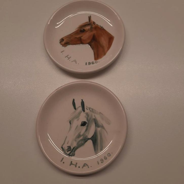 2 PORSELEINEN schoteltjes*1960*Irish Horse Association*MINT*, Verzamelen, Porselein, Kristal en Bestek, Nieuw, Bord of Schaal