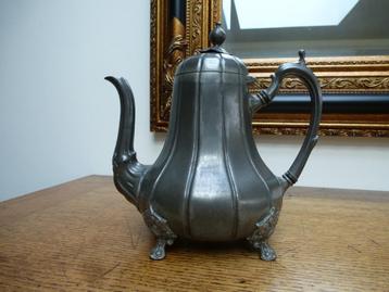 Tinnen koffiepot beschikbaar voor biedingen