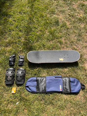 Skateboard met bescherming, tas en griptape-cleaner beschikbaar voor biedingen