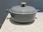 Le Creuset La Mama 25 cm French Grey in goede staat, Huis en Inrichting, Gebruikt, Gietijzer, Ophalen of Verzenden, Keramische plaat