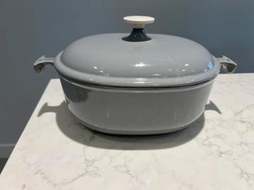 Le Creuset La Mama 25 cm French Grey in goede staat beschikbaar voor biedingen