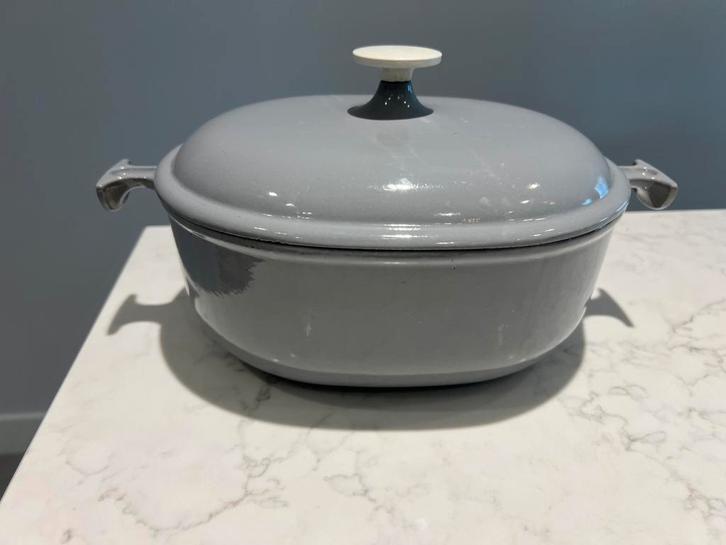 Le Creuset La Mama 25 cm French Grey in goede staat, Huis en Inrichting, Keuken | Potten en Pannen, Gebruikt, Koekenpan of Braadpan