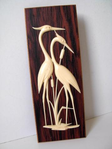 Vintage muurplaat met witte reigers beschikbaar voor biedingen