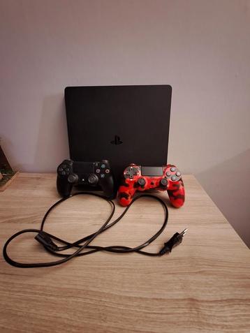 Playstation 4 console  + 2 controllers beschikbaar voor biedingen