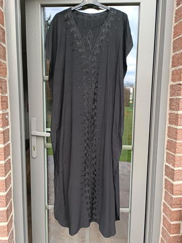 Lange zwarte tuniek met djellaba-borduursel  beschikbaar voor biedingen