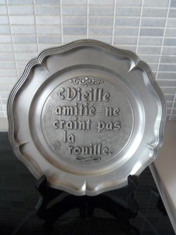 92% tinnen bord van 21 cm op een zwarte houten standaard beschikbaar voor biedingen