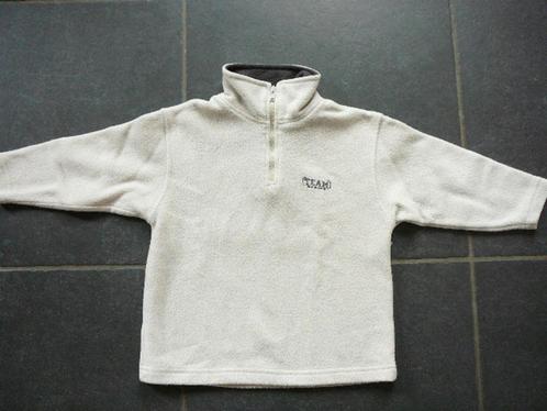 crèmekleurig fleece trui met op de rugkant nummer 33, Kinderen en Baby's, Kinderkleding | Maat 104, Gebruikt, Jongen, Trui of Vest