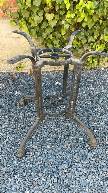 Metalen tafelpoot tuintafel beschikbaar voor biedingen