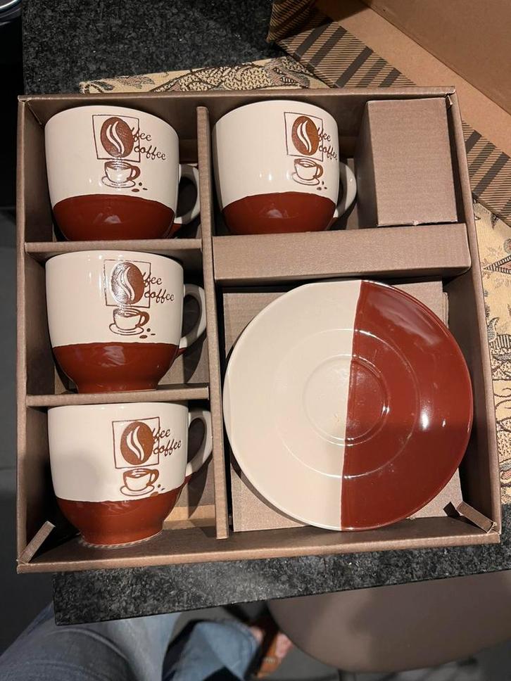 Koffieservies set – 4 kopjes met schoteltjes (nieuw in doos), Antiek en Kunst, Antiek | Servies compleet, Ophalen of Verzenden