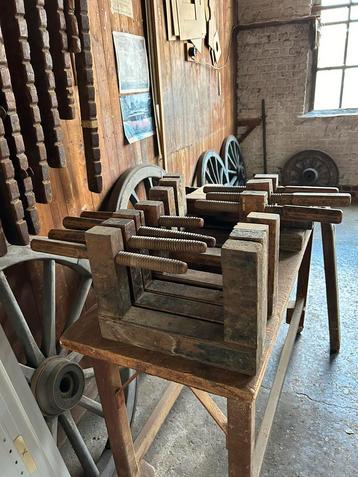 Kleine Schrijnwerksklem met hout schroeven  beschikbaar voor biedingen