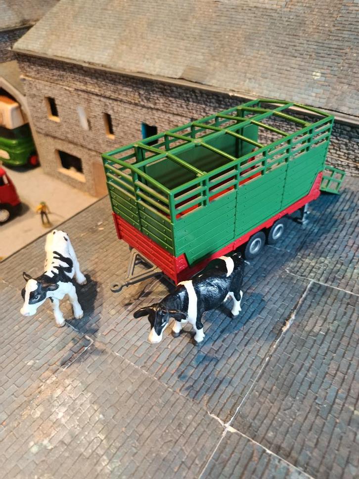 Bétaillère Siku complète + 2 vaches, Hobby & Loisirs créatifs, Voitures miniatures | 1:32, Comme neuf, Tracteur et Agriculture