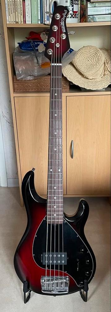 À vendre Musicman Stingray V disponible aux enchères