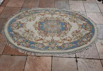 VINTAGE tapijt / Ovaal met franjes beschikbaar voor biedingen