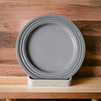 Le Creuset borden 22cm Mist Grey (3x), Huis en Inrichting, Keuken | Servies, Nieuw, Bord(en), Aardewerk, Verzenden