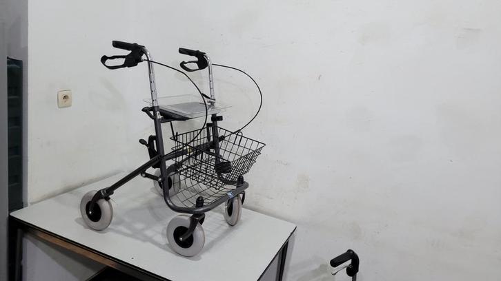 Vermeiren rollator De 286B is een rollator met 4 wielen die, Diversen, Rollators, Zo goed als nieuw, Ophalen of Verzenden