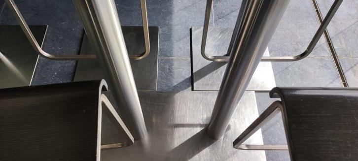 hoge tafel merk Pedrali met inox voet, Zakelijke goederen, Horeca | Meubilair en Inrichting, Gebruikt, Ophalen